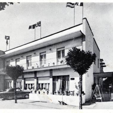 L'esterno dell'hotel Missouri negli anni 50