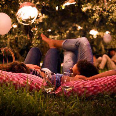 Cena nel campo di ulivi sotto le stelle